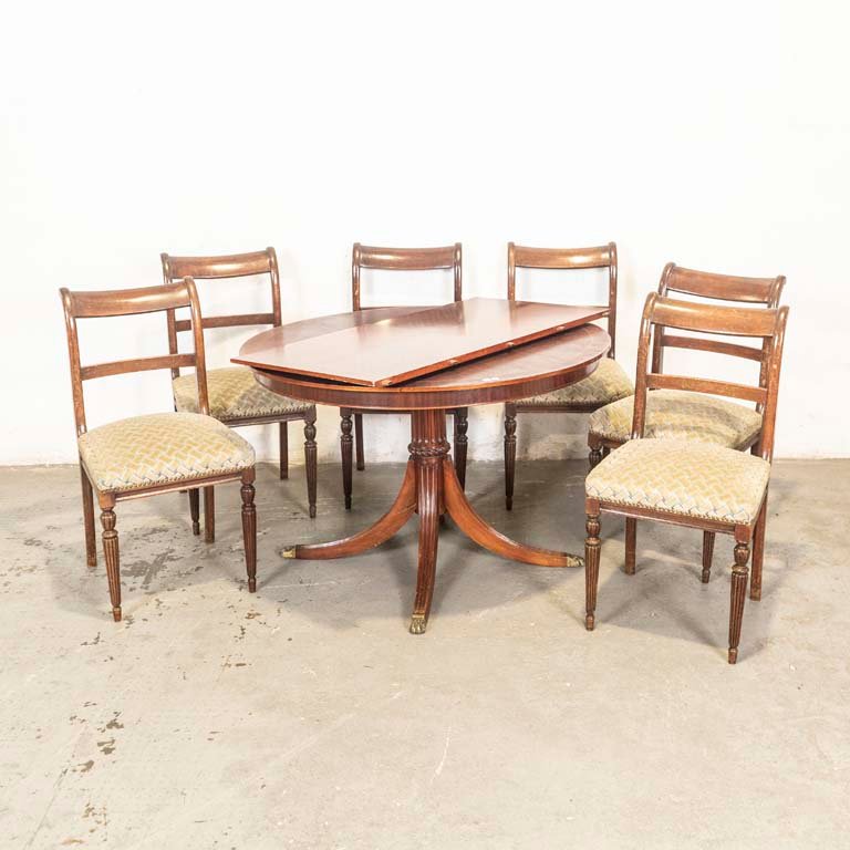 Lote anterior: Mesa de comedor circular con tabla de extensión y seis sillas estilo inglés