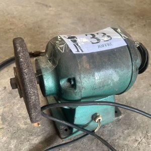 Lote siguiente: Motor Eléctrico con Piedra de Amolar y Accesorios