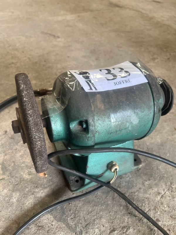 Motor Eléctrico con Piedra de Amolar y Accesorios