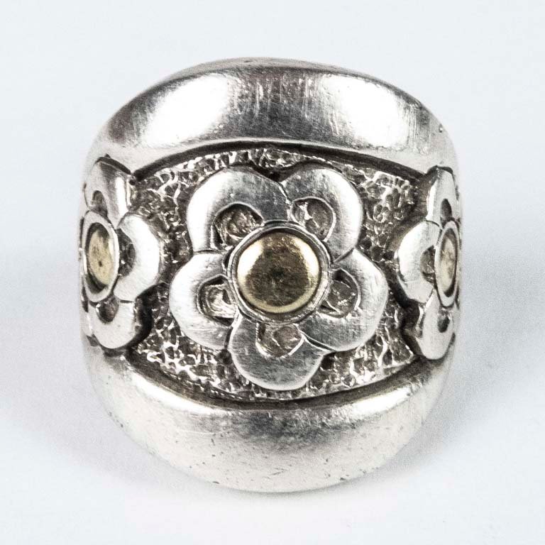 Anillo de Plata y Oro con Diseño Floral