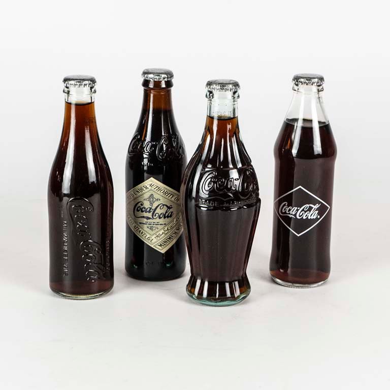 Lote siguiente: 4 botellas retro de Coca Cola sin abrir - Colección de vintage