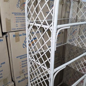 Estantería de Ratán Blanca con Diseño Arqueado y Estantes de Vidrio - imagen 4