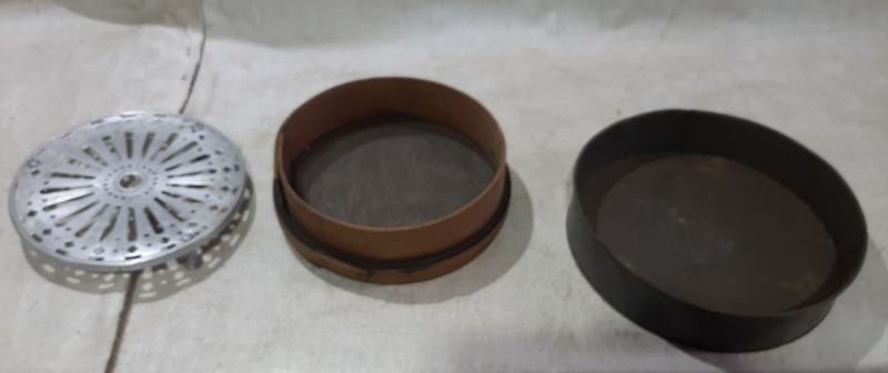 Caja con sartenes y rallador de cocina - imagen 3