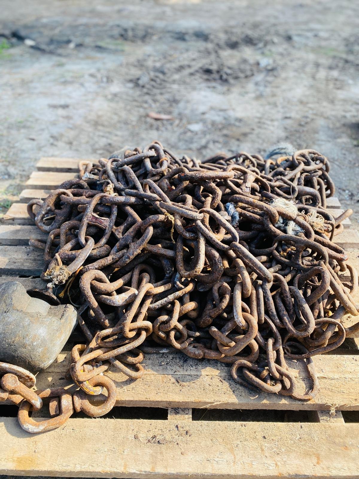 Cadenas de metal viejas y piedras - imagen 2