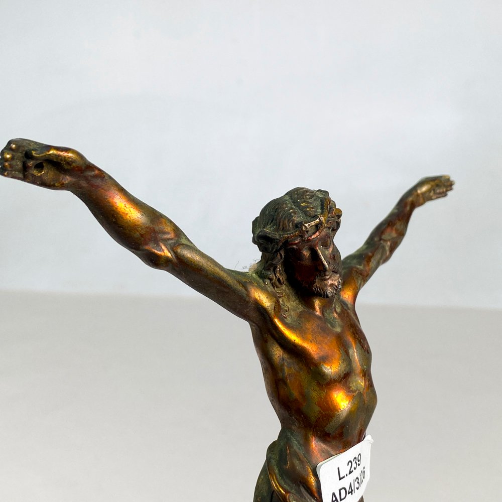 Figura de Cristo en bronce - imagen 2