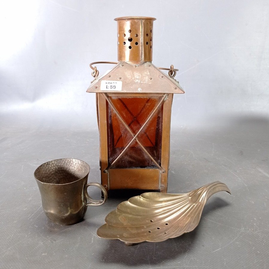 Conchilla, vaso con asa en bronce y licorera musical de color ámbar - imagen 2