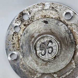 Taza de Rueda Cromada con Emblema - imagen 2
