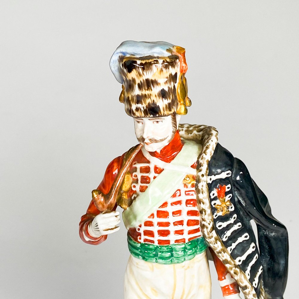 Figura de porcelana con uniforme y espada - imagen 2