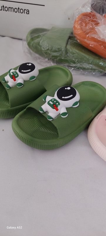 Zapatillas de plástico verde y rosa - imagen 2