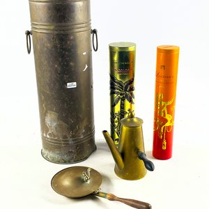 Lote siguiente: Paragüero, Puchero y Cafetera de Bronce con Latas Decorativas