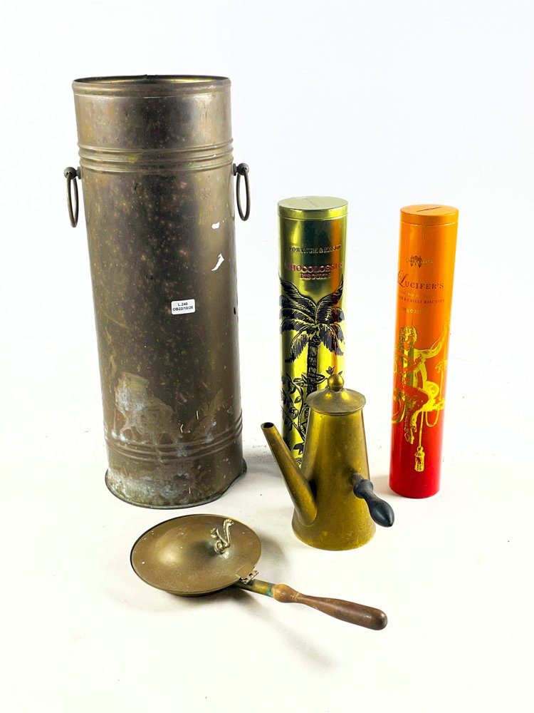 Paragüero, Puchero y Cafetera de Bronce con Latas Decorativas