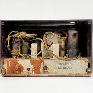 Radio Antigua a Válvulas en Caja de Madera Marrón con Rotura - imagen 4