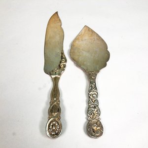 Dos Palas de Torta Metálicas con Cabo Labrado Estilo Vintage - imagen 3