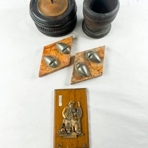Seis piezas, mortero en madera, tarjeteros en metal y marmol, porta llave - imagen 2