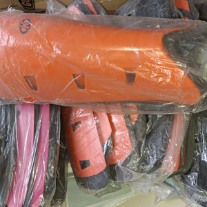 Lote siguiente: Pares de Canilleras de Hockey Naranja y Negro