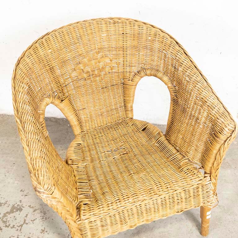 Sillón de ratán flojo con detalles y averías - imagen 3