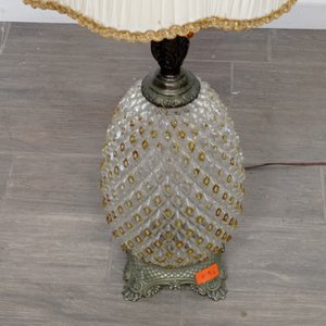 Lámpara de Mesa Estilo Piña con Base de Bronce y Pantalla Plisada - imagen 3
