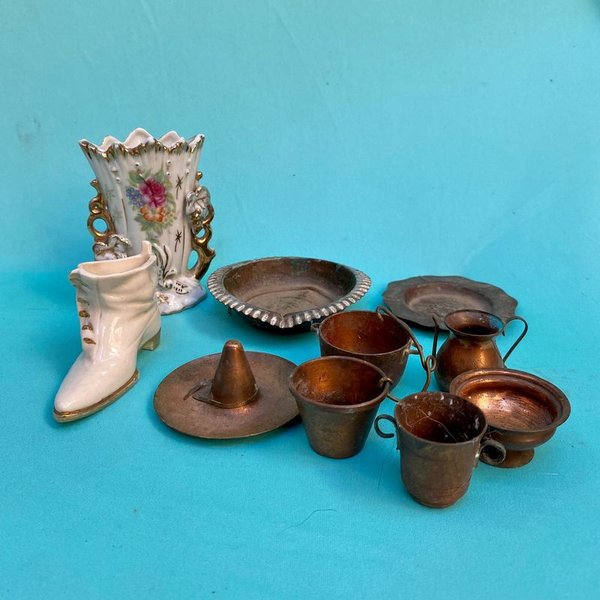 Colección de piezas de porcelana y metal, incluyendo zapatos y floreros - imagen 1