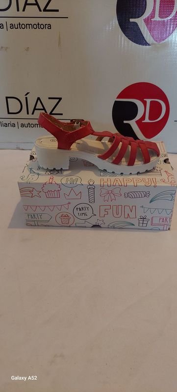 Lote siguiente: Zapatos de tacón alto rojo en excelente condición