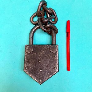 Muy antiguo candado de estancia en hierro, largo 17 cm x ⁸ cm de ancho sin la cadena - imagen 2