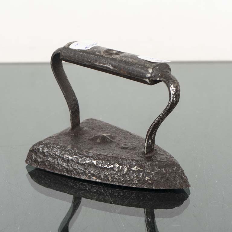 Lote siguiente: Plancha de hierro N5 - Medidas: 13x8x10cm