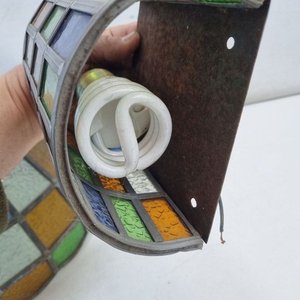 L 401 - 2 Piezas - Par de artefactos de iluminacion estilo Tiffany, una lampara colgante y un aplique, con coloridos vitrales en diseño geometrico (Con signos de uso) - imagen 5