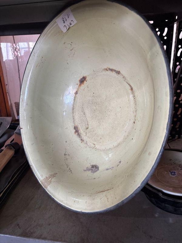 Vaso de arcilla con pintura descascarada