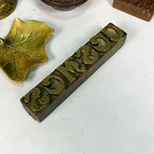Lote de Objetos de Bronce: Floreros, Figuras, Apliques y Campanitas - imagen 6