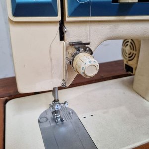 Máquina de Coser Singer Facilita Empotrada en Mueble de Madera con Mesa Rebatible - imagen 13