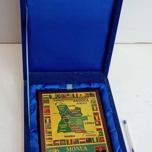 Placa Conmemorativa Mapa Angola MONUA 1997/1998 con Estuche Original - imagen 4