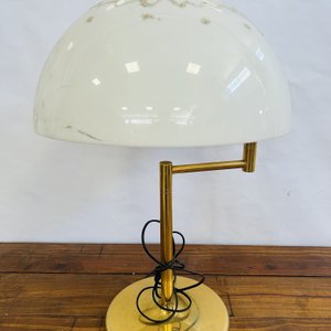 Lote anterior: Lámpara de Mesa Dorada con Pantalla Blanca y Detalles