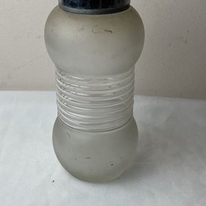 Lote siguiente: Antigua Coctelera de Vidrio Esmerilado con Tapa Metálica