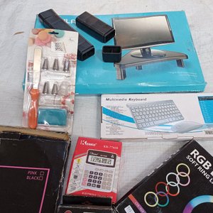 Siete piezas: 2 aros de luz para selfie, teclado con mouse, mesa portatil, calculadora y otros. - imagen 6