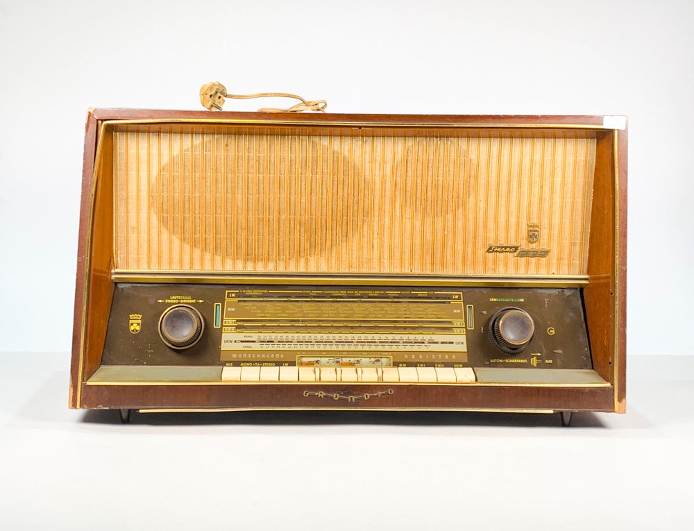 Lote siguiente: Radio multibanda Grundig de 1960 con mueble de madera