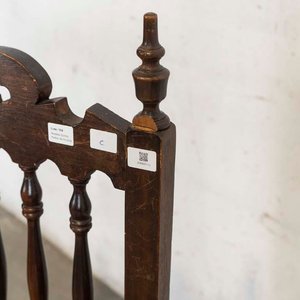 Par de Sillas Antiguas: Española con Asiento de Suela e Inglesa Tapizada - imagen 3