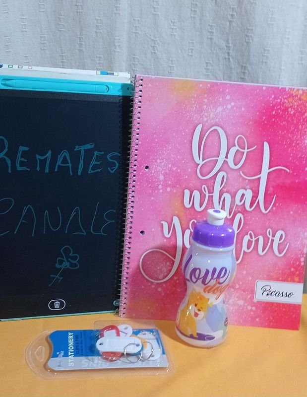 Lote anterior: Cuadernos, pizarra y llaveros identificadores