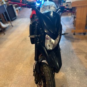 Moto Eléctrica Negra Deportiva - imagen 4