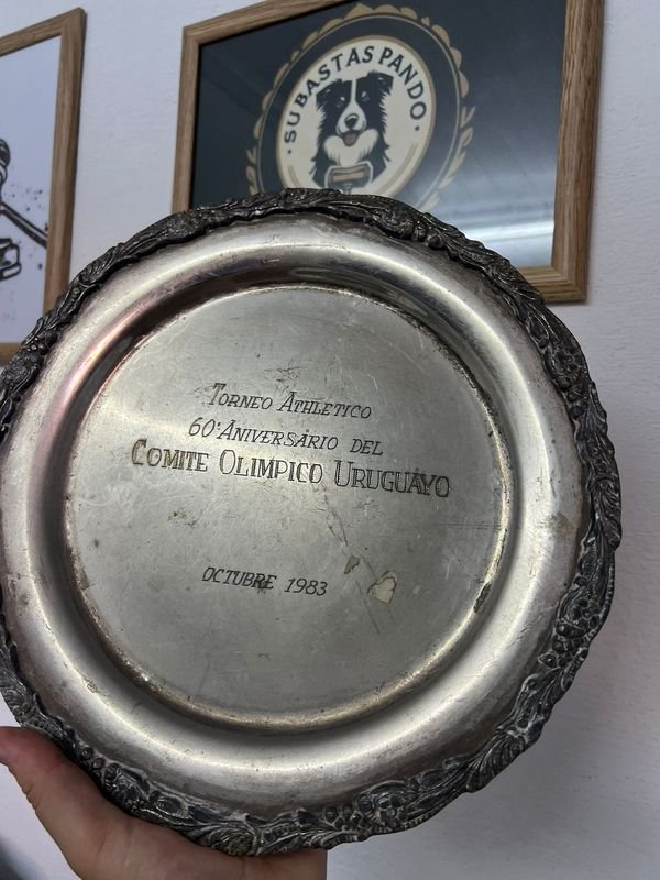 Platillo conmemorativo del Comité Olímpico Uruguayo de 1983