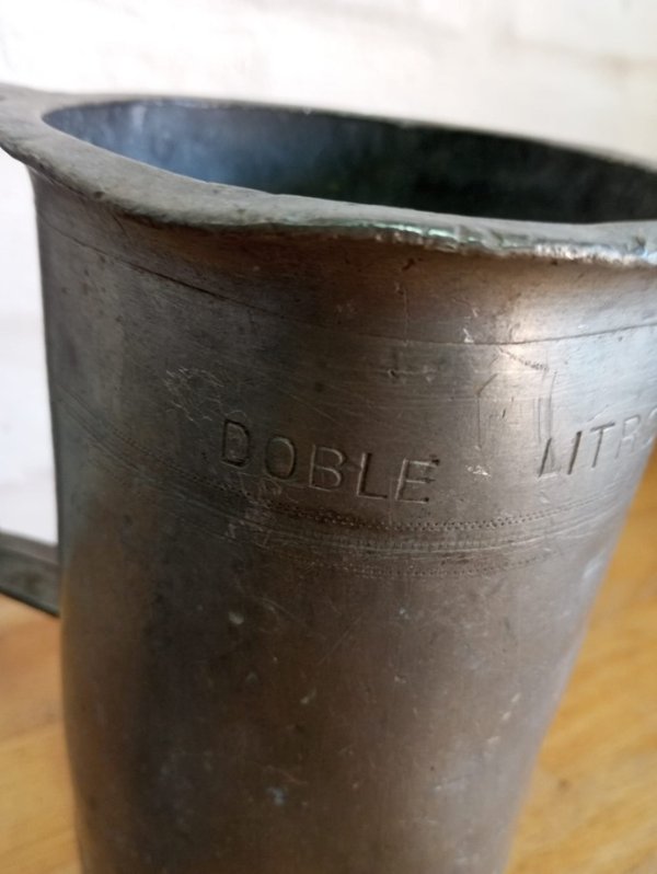 Dos medidas de material de estaño, son grande de 'litro' y 'doble litro' - imagen 4
