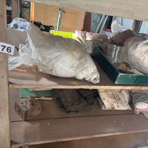 Mesa de Trabajo de Madera con Estantes y Vidrio - imagen 3