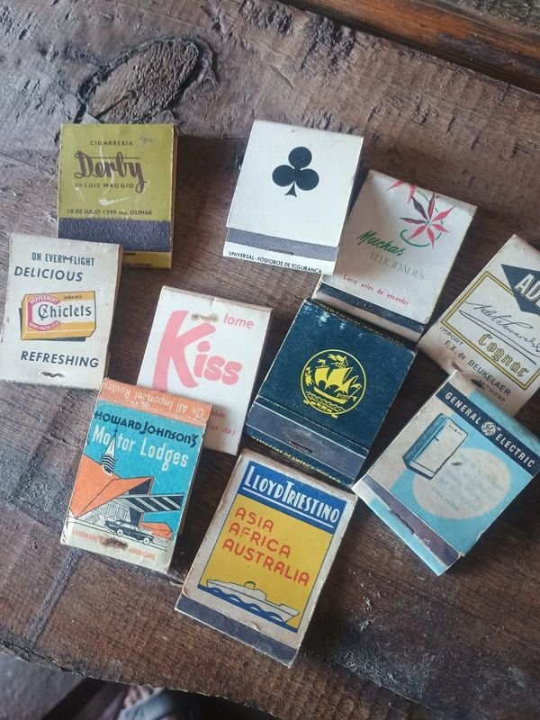 Lote siguiente: Colección de cajas de cerillos con diseños y colores variados