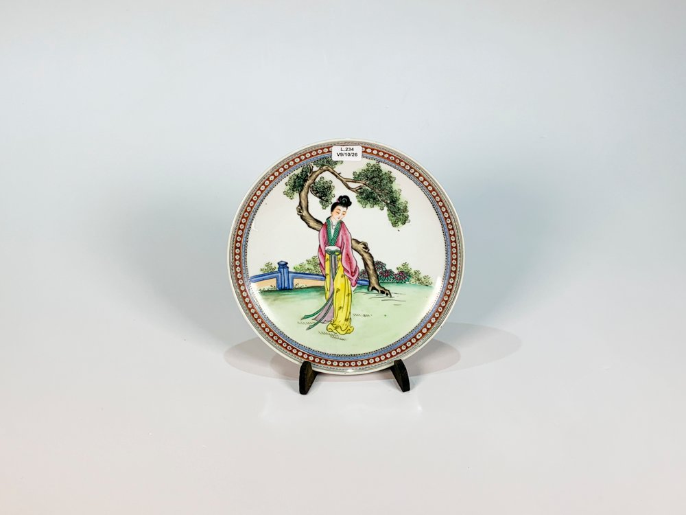 Plato de Porcelana Oriental con Dama bajo Árbol - 21 cm