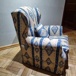 Sillón Orejero Tapizado Estampado Étnico Azul y Beige con Almohadón - imagen 3