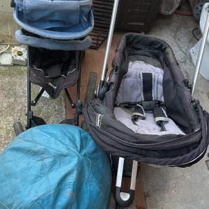 Lote siguiente: Dos Cochecitos de Bebé y Puf Gigante