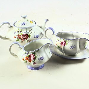 Juego de Loza Blanca Floral: Tetera, Lechera y Salsera con Plato - imagen 1