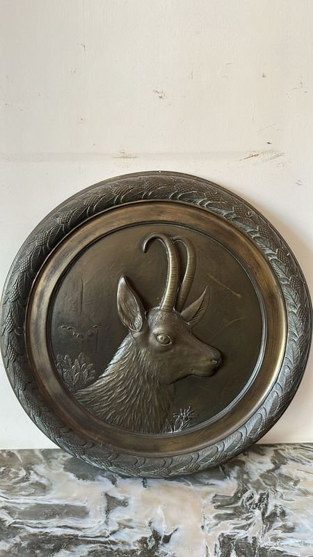 Plato redondo de bronce con imagen de alce - imagen 2