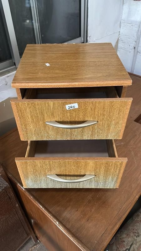 Lote siguiente: MESA DE LUZ EN MDF CON DOS CAJONES