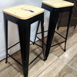 Set de 2 Banquetas Altas Estilo Tolix con Asiento de Madera - imagen 1
