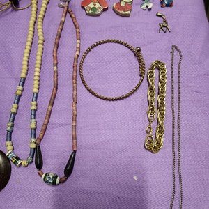 Lote Variado: Collares, Prendedores, Cuadros y Ceniceros de Piedra Natural - imagen 5