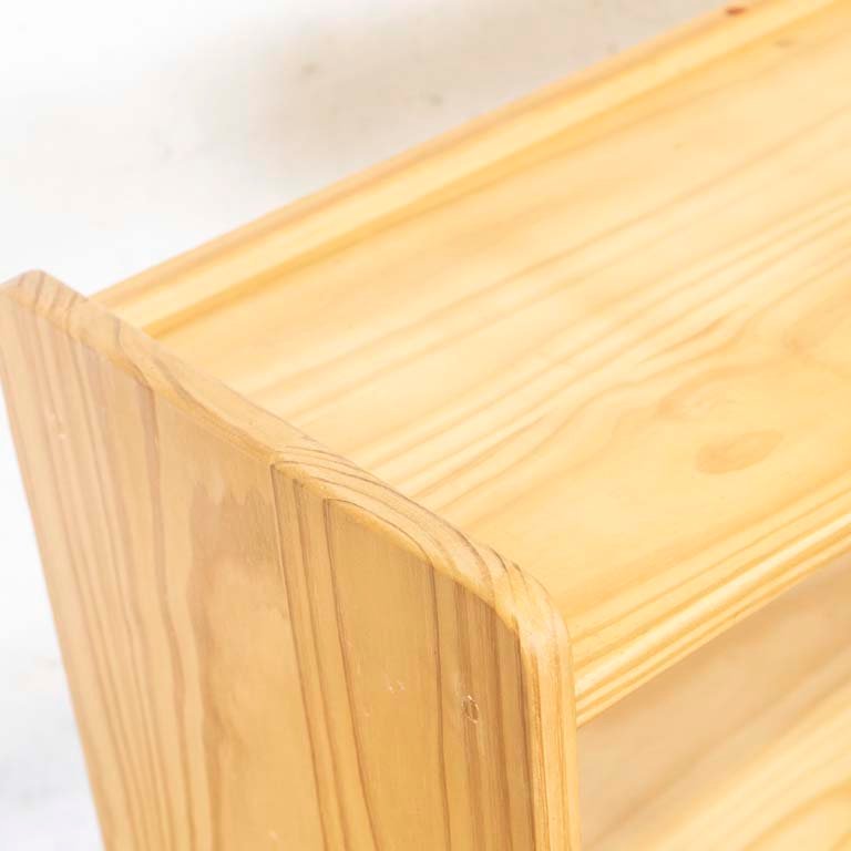 Estante de tres niveles en madera con detalles y lustre - imagen 3